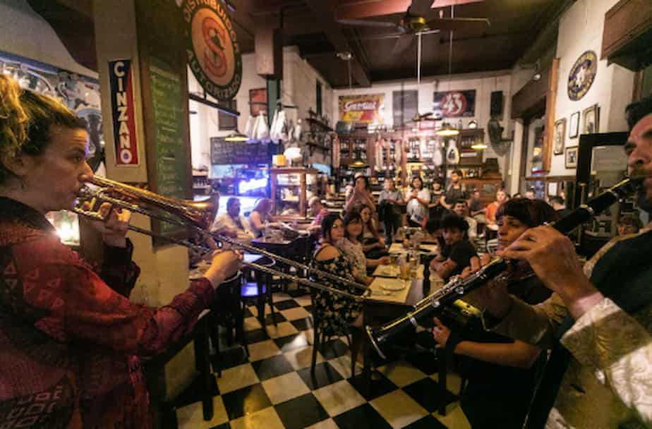 bar musicos fiesta