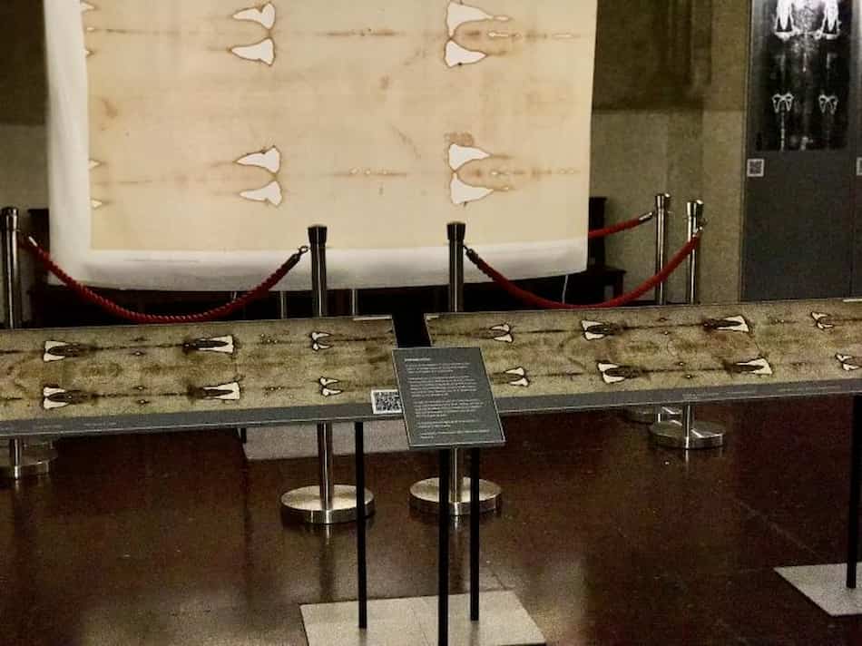 la-exposicion-de-la-sabana-santa-llego-a-la-parroquia-san-benito-abad-de-palermo-cbpC (1)