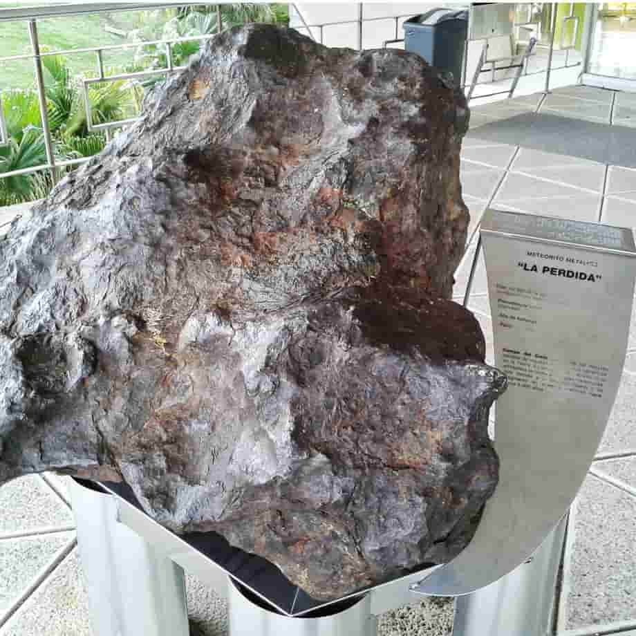 Meteorito en la puerta del Planetario (1)