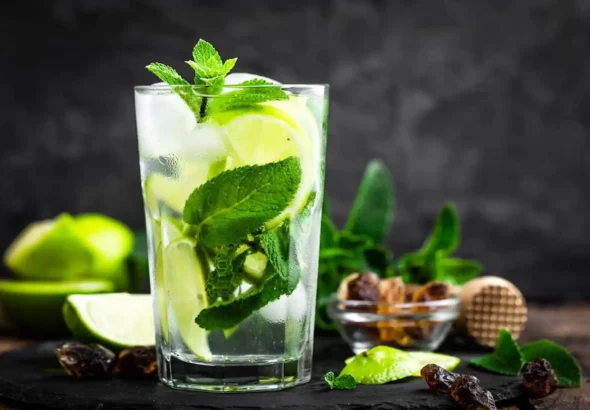 Caipiriña cachaza, lima, azúcar y hielo.