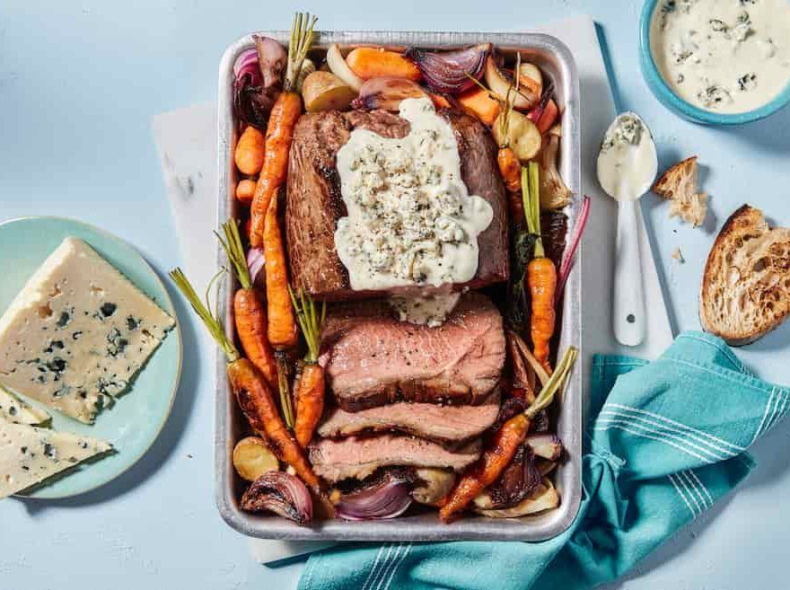 Carne-al-horno-con-salsa-azul-y-mix-de-verduras-880x657