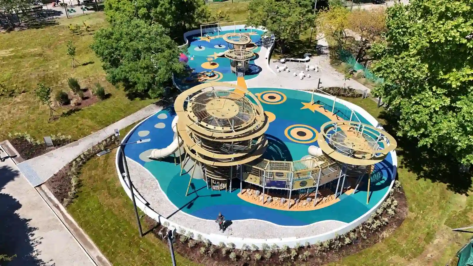 nuevo patio de juegos en Parque Centenario