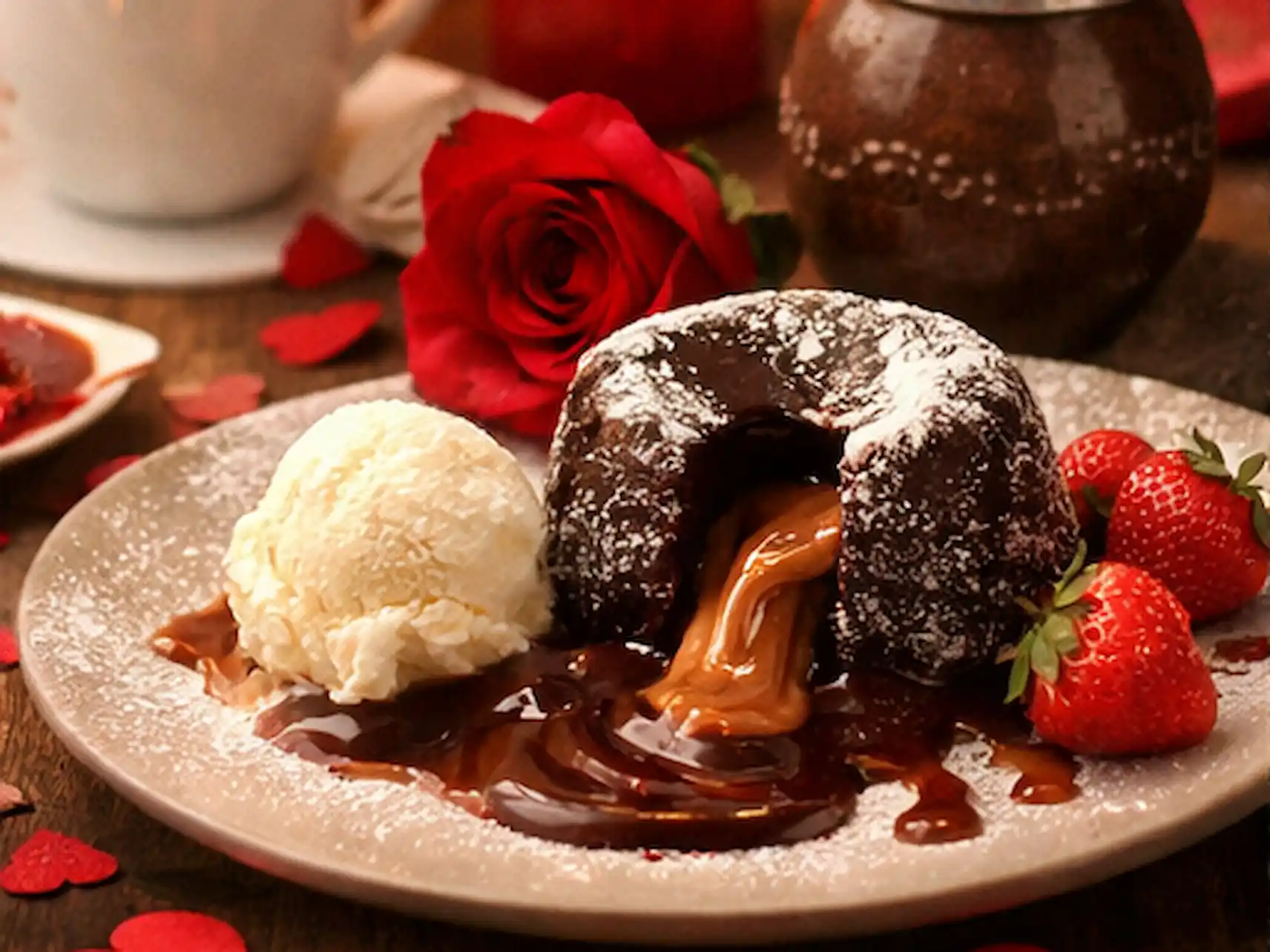 Volcán de chocolate y dulce de leche