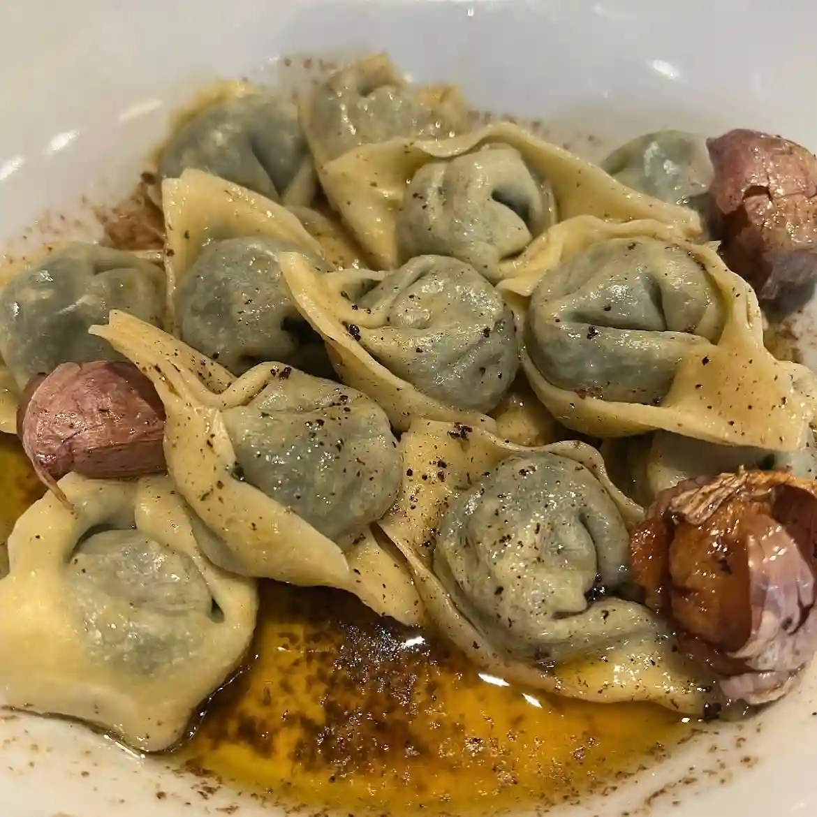 Tortelloni verdes rellenos de ricota y espinaca