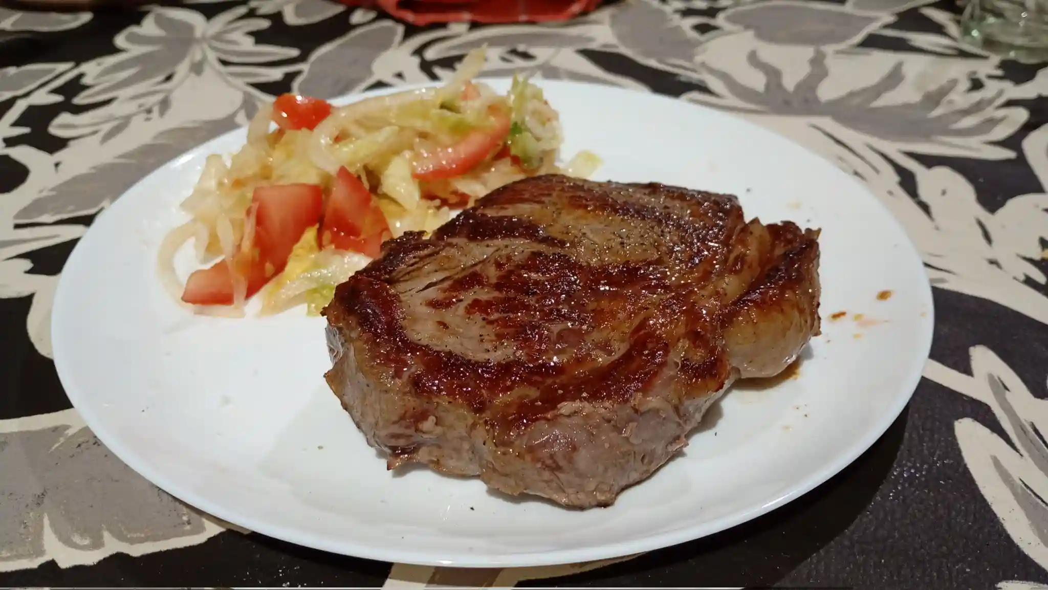 bife a la plancha con ensalada
