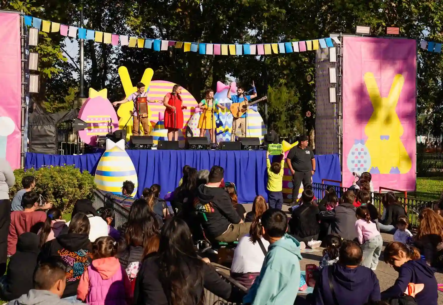 Pascuas en Colegiales juegos, música y familia en Plaza Mafalda
