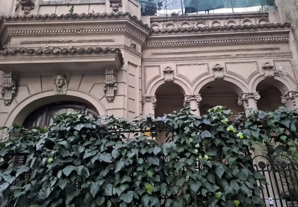 Palermo también se descubre mirando hacia arriba las antiguas casonas que sobreviven entre el boom de Palermo