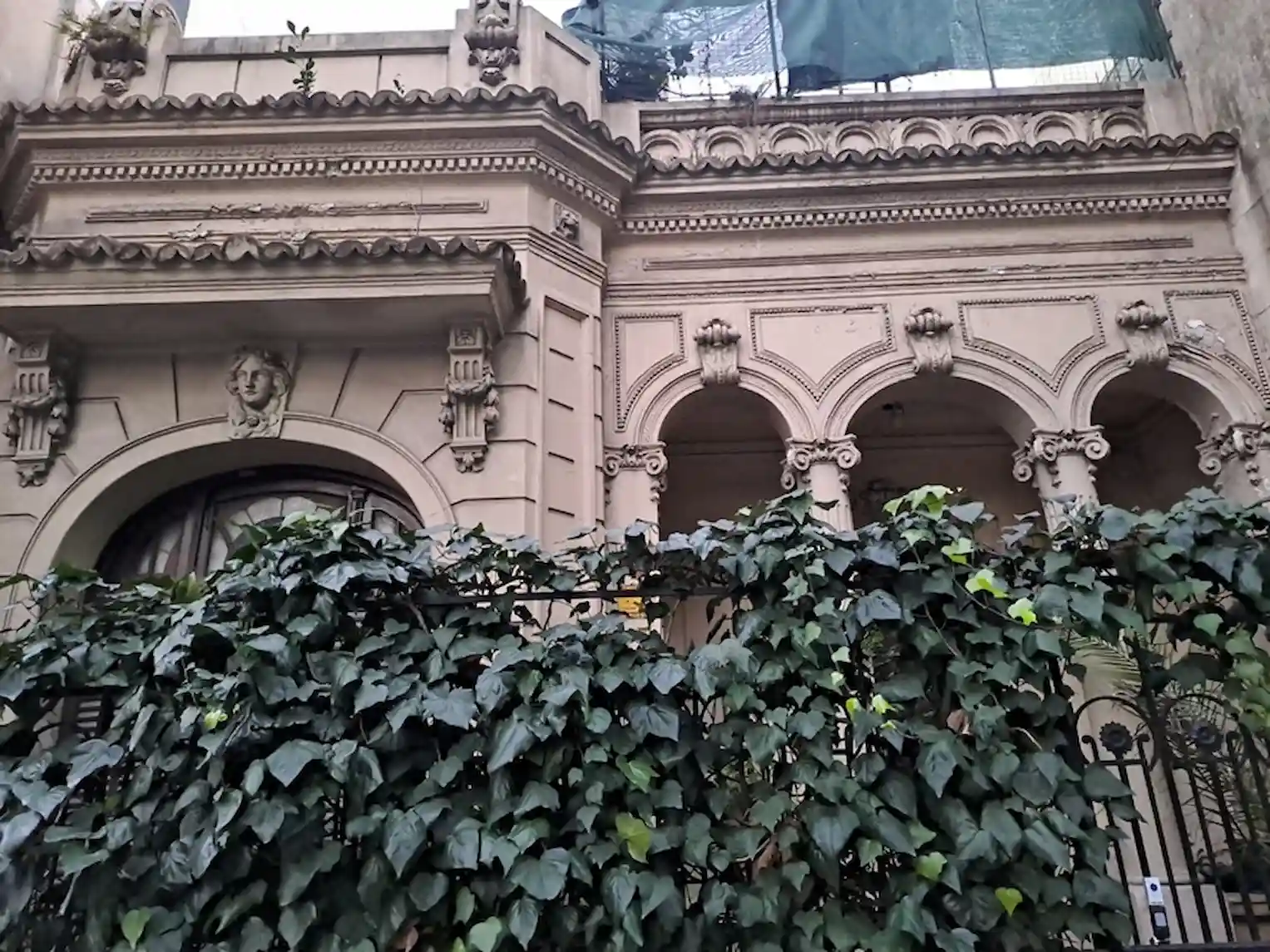 Palermo también se descubre mirando hacia arriba las antiguas casonas que sobreviven entre el boom de Palermo