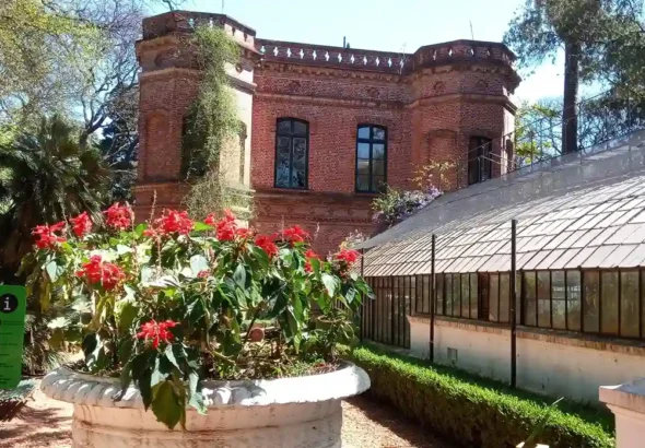 La casa principal y el gran invernáculo el núcleo histórico y científico del Jardín Botánico