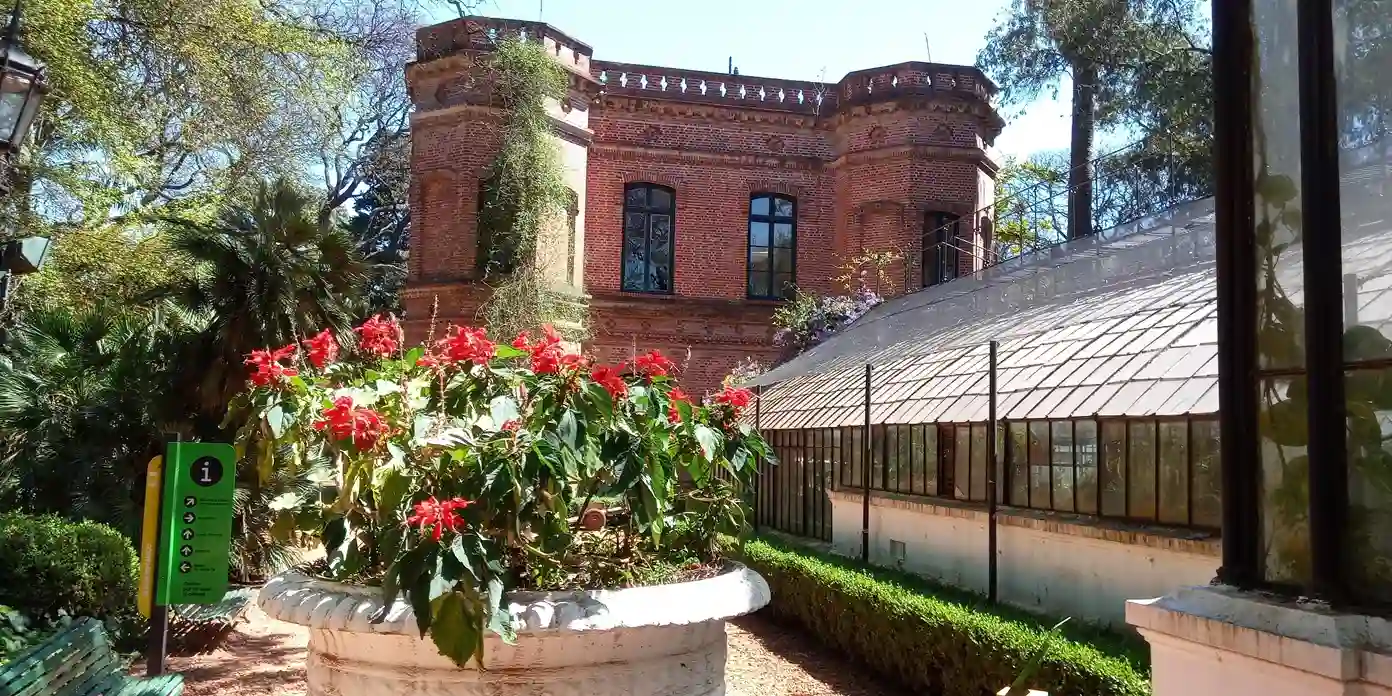 La casa principal y el gran invernáculo el núcleo histórico y científico del Jardín Botánico