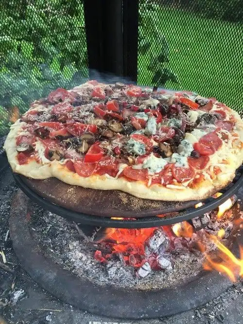 Pizza a las brasas la receta perfecta para ganarle al frío con fuego
