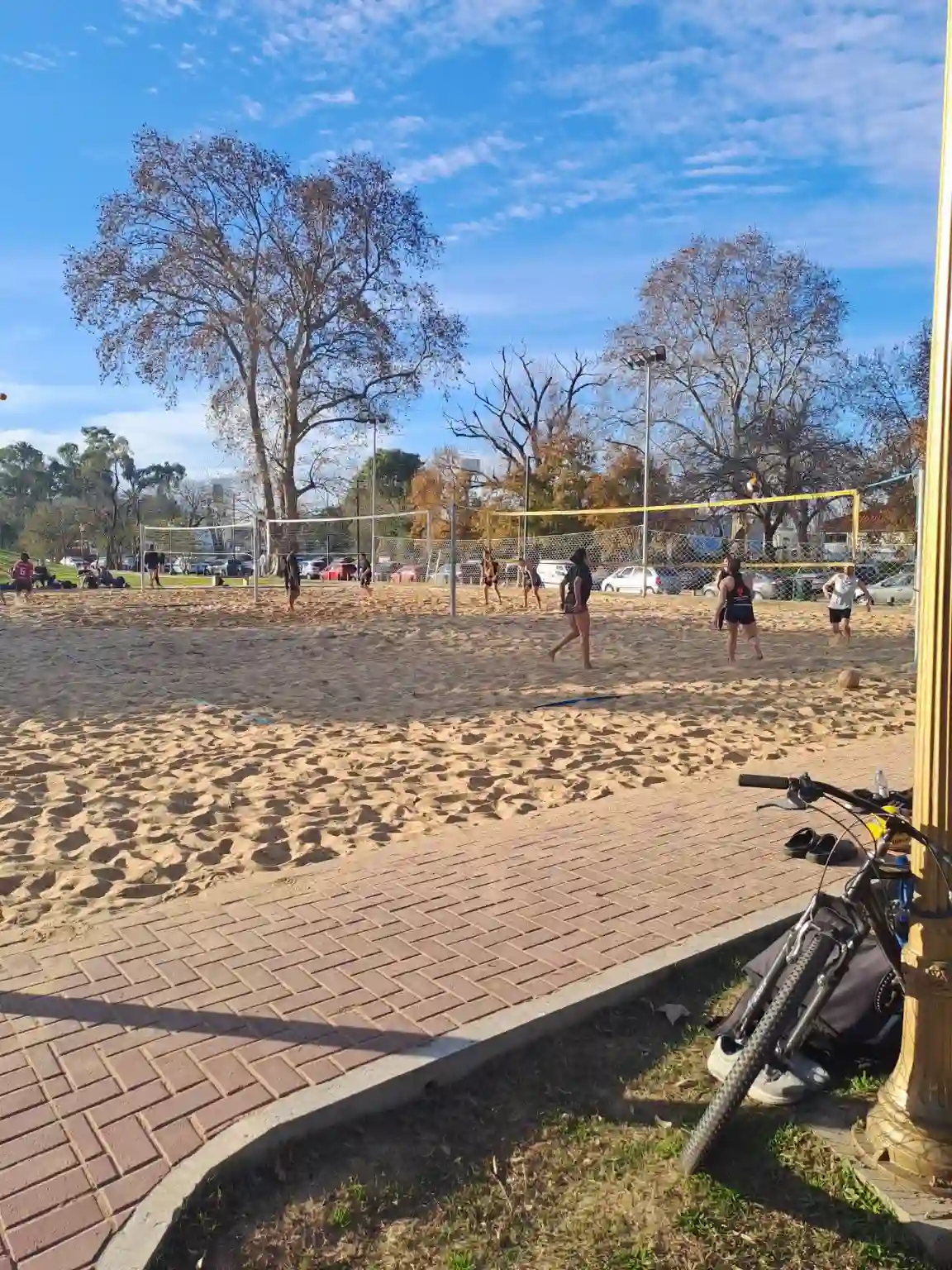Vóley playa en Palermo la arena también juega su partido