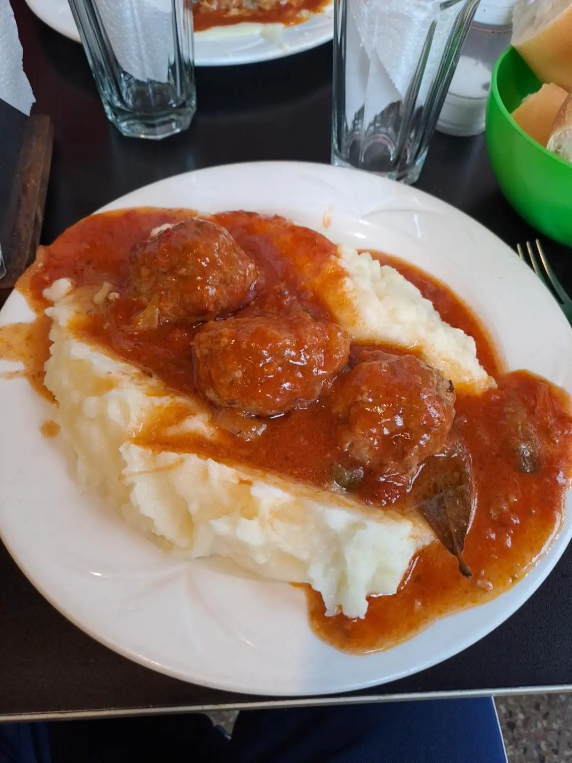 Albóndigas con puré el plato que nunca pasa de moda y sigue conquistando a los porteños