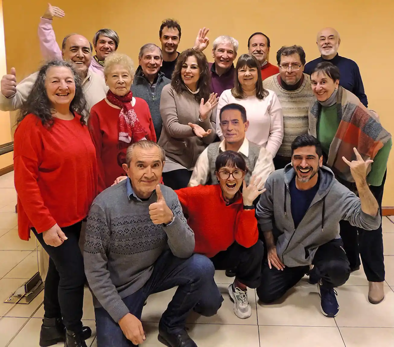 Parte del elenco de la zarzuela La Dolorosa.jpg