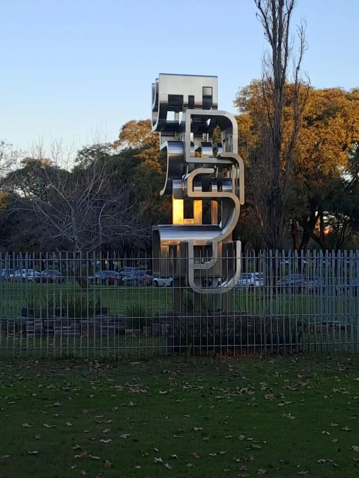 Plaza Israel suma un nuevo símbolo de paz la escultura Shalom ya se destaca en los Bosques de Palermo