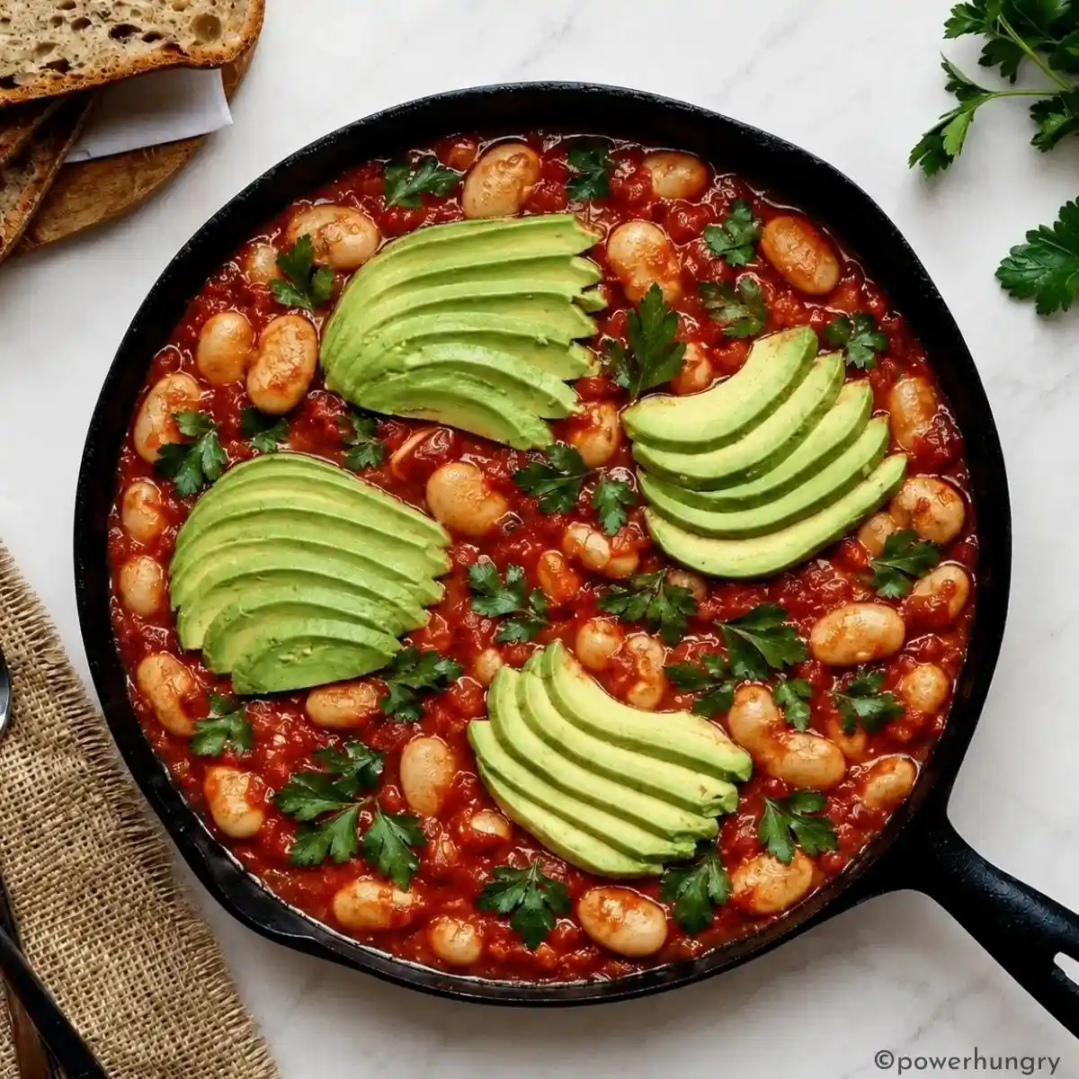 Porotos blancos en salsa de tomate con palta