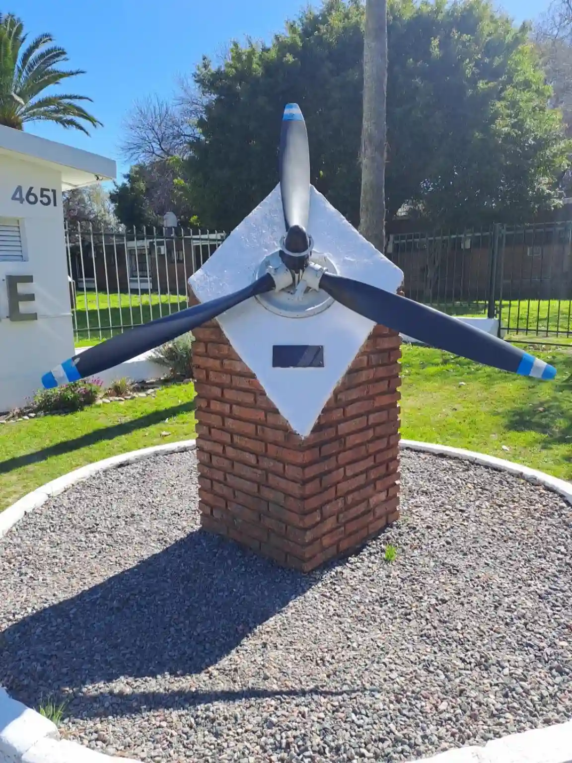 Una hélice escondida en Palermo el monumento aeronáutico que sorprende en la sede del INMAE
