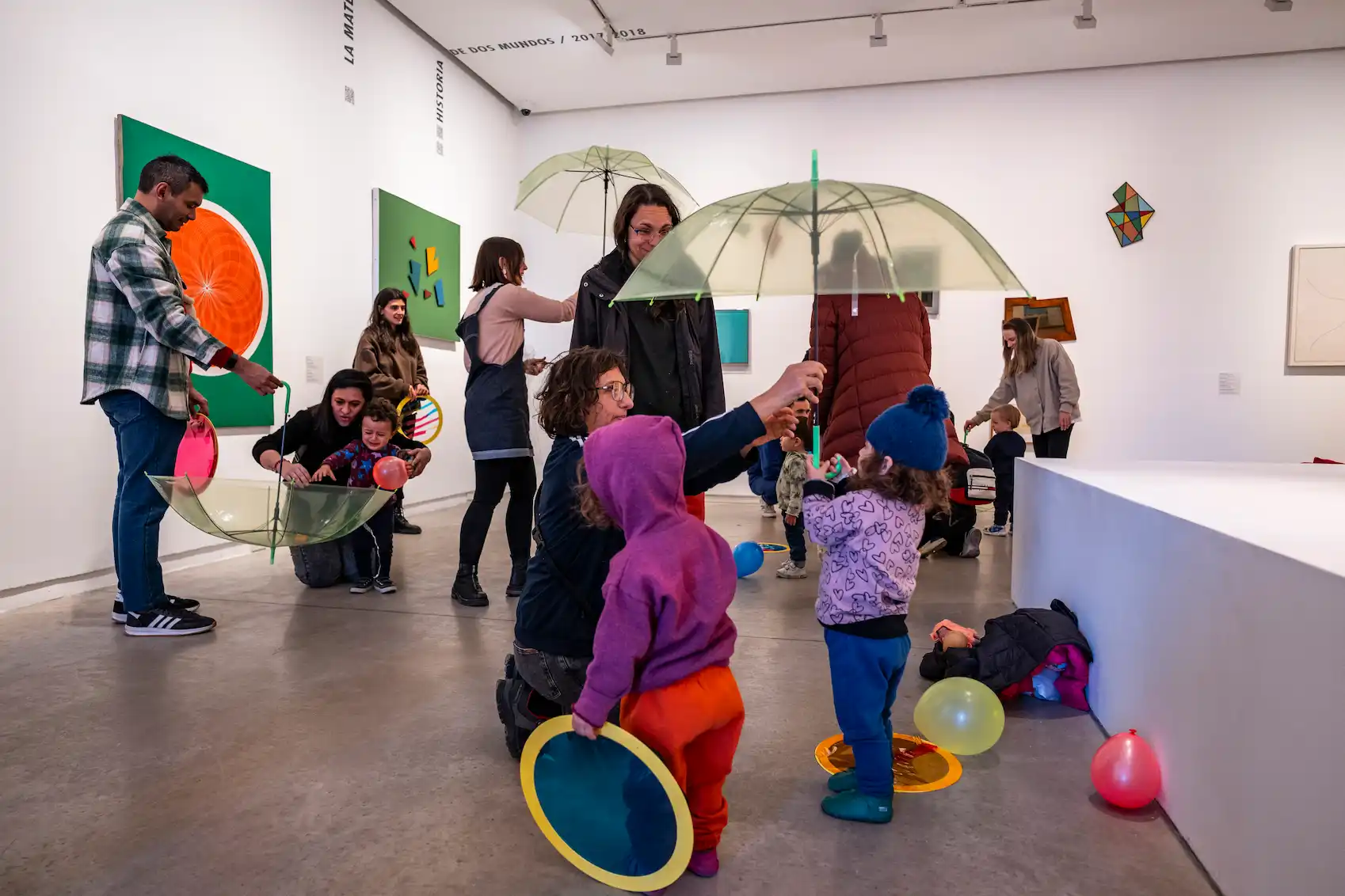 niños museo paseo familia