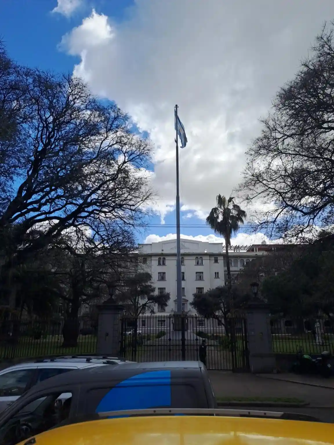 El gran mástil de Palermo una bandera argentina que domina el histórico cuartel de Patricios