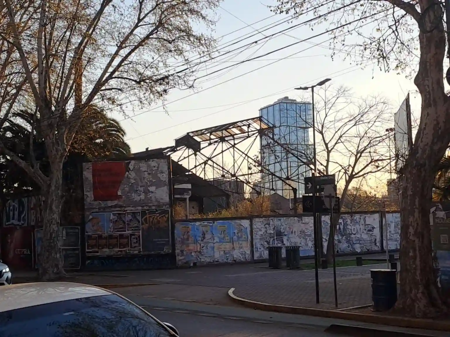 # La Superiora las ruinas de la antigua bodega que todavía resisten junto al ferrocarril en Palermo