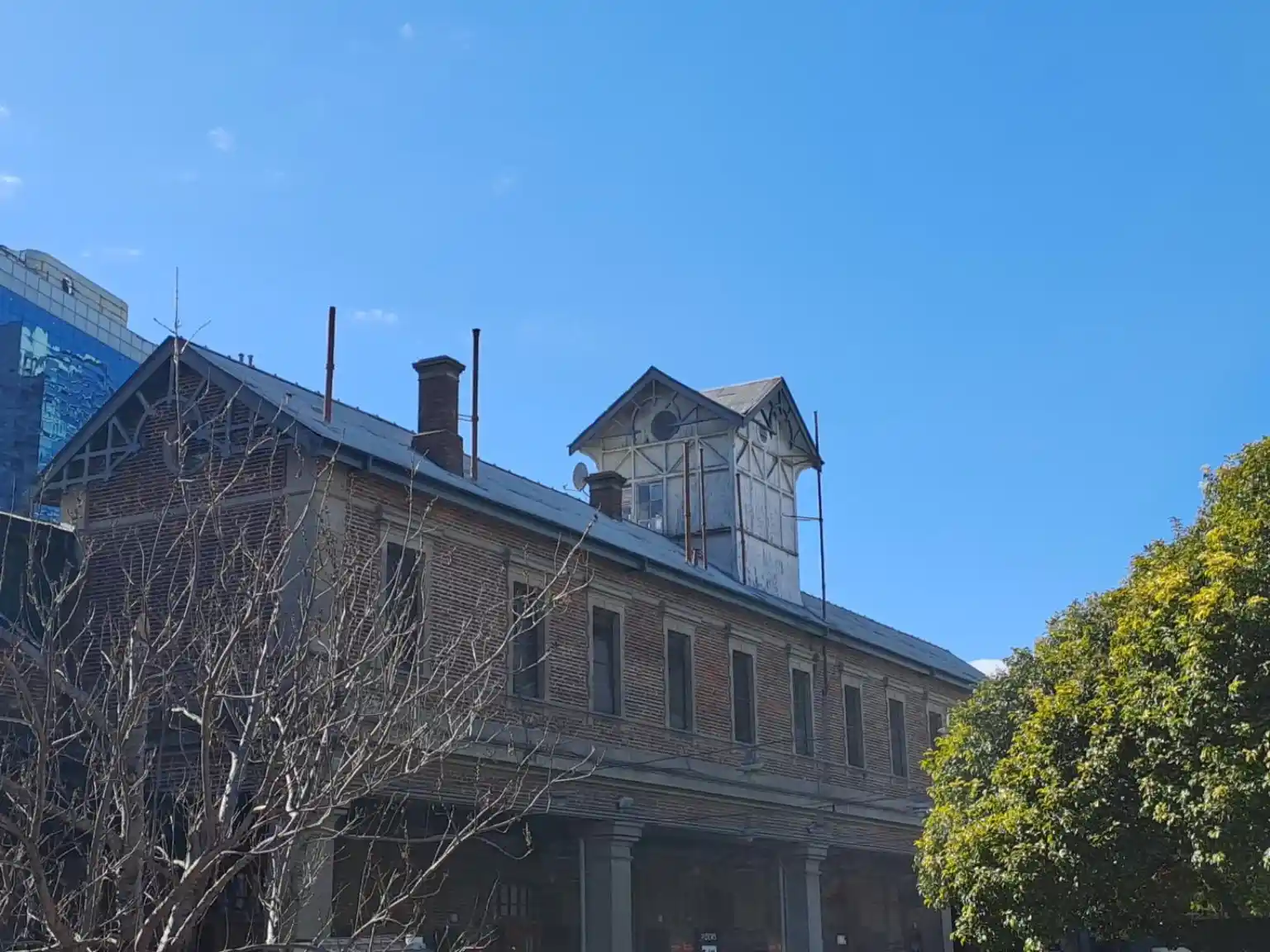 # La torre que todavía vigila las vías memoria ferroviaria junto a Distrito Arcos