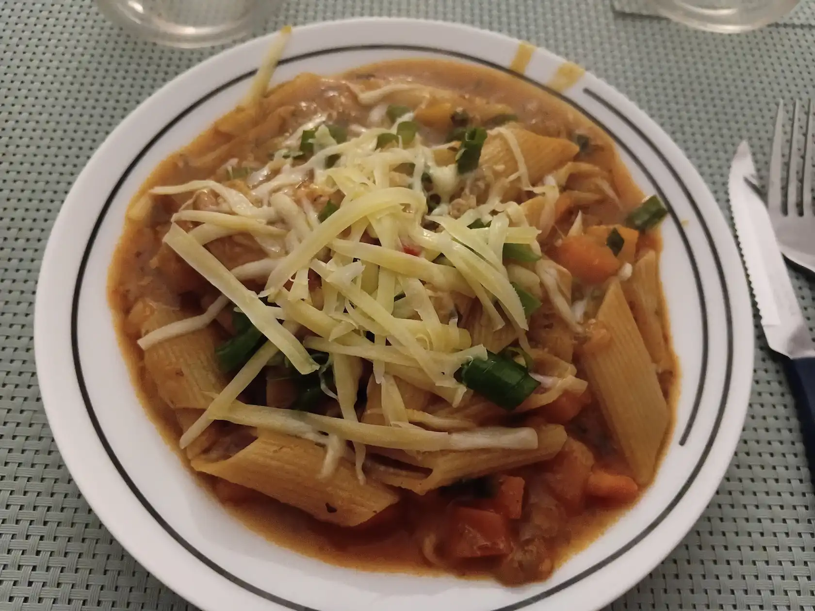 # Penne con tuco y queso rallado el clásico rápido que siempre salva la mesa