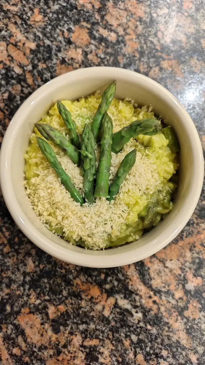 # Risotto de espárragos al azafrán receta italiana, cremosa y bien elaborada