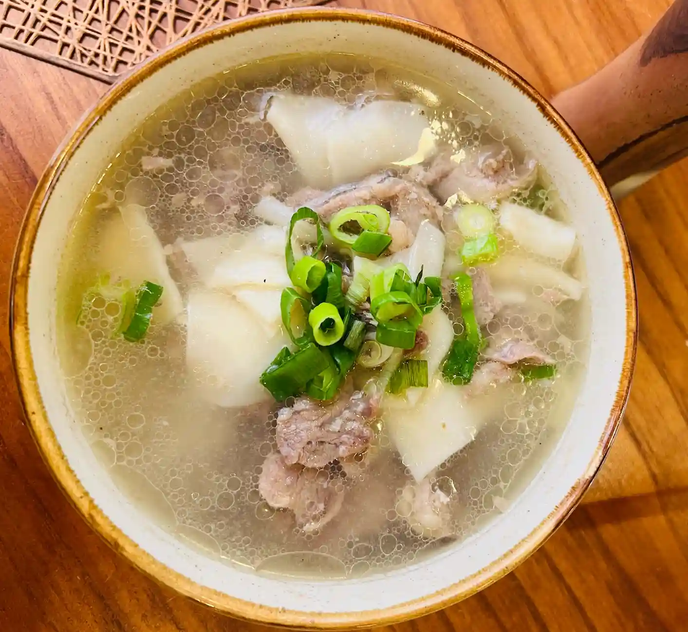 # Shülen la sopa de raíces mongolas que invita a salir de la rutina en una cocina de Palermo